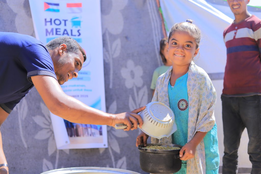 AMAL X Geprek Sai: 3.000 Hot Meals Disalurkan ke Camp Al Mawasi