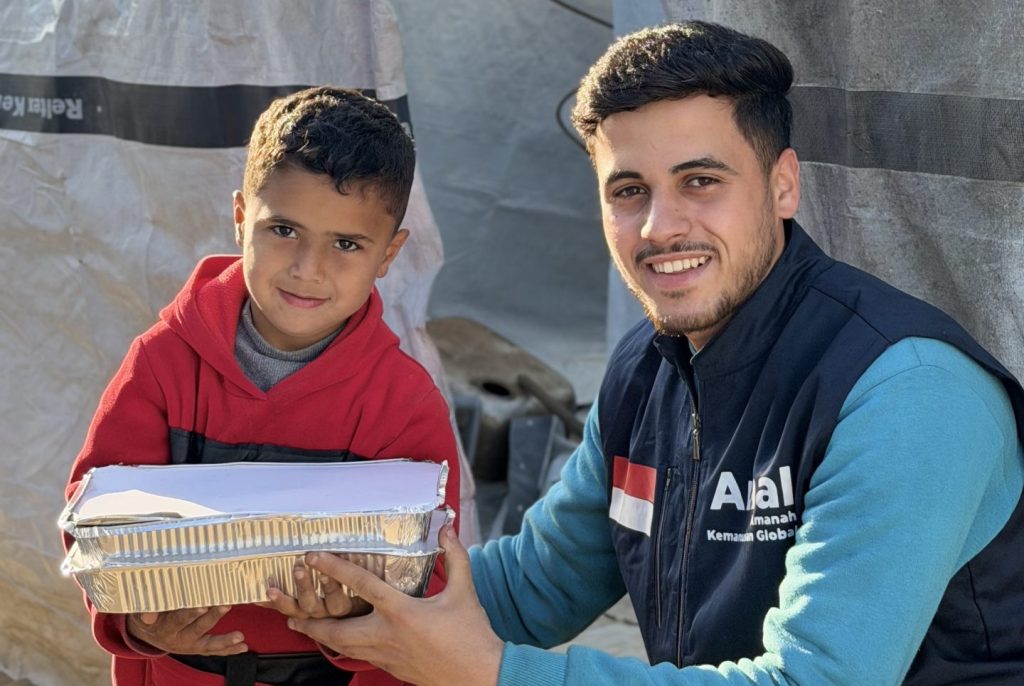 3.000 Warga di Tiga Kamp Pengungsian Gaza Terima Ifthar Nasi Panas dan Daging Sapi