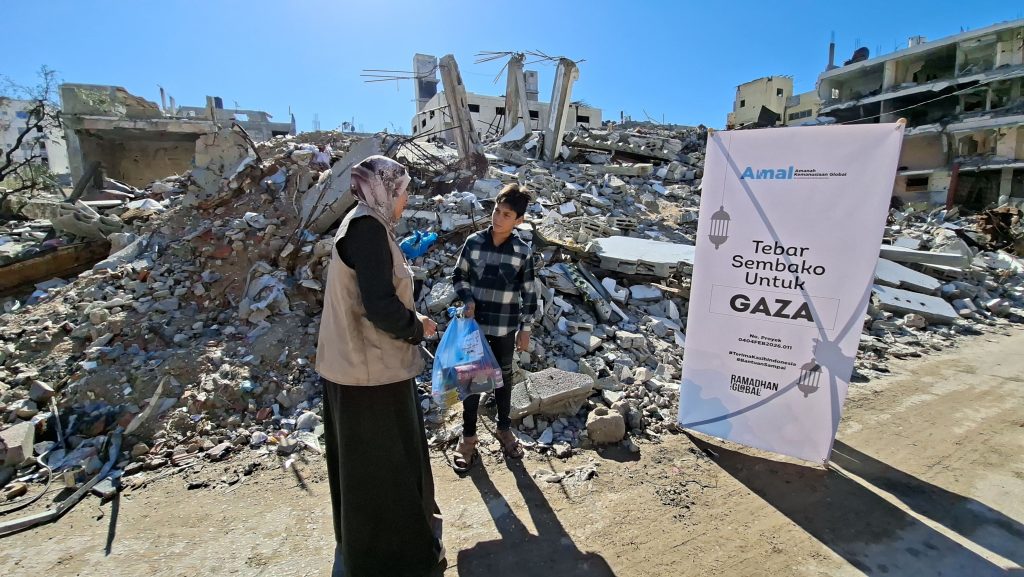 100 Keluarga di Tiga Kamp Gaza Terima Bantuan Sembako Ramadhan Global AMAL