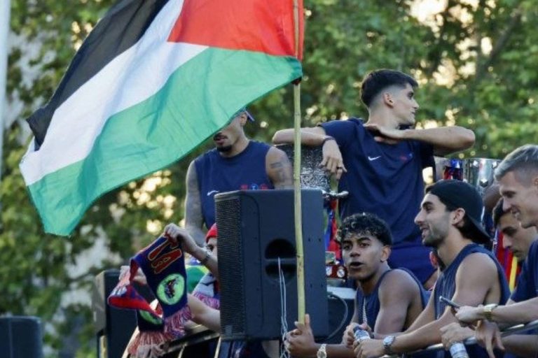 Barcelona Parade Juara, Lamine Yamal Kibarkan Bendera Palestina