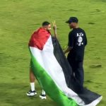 Tunjukkan Mentalitas Juara, Layvin Kurzawa Kibarkan Bendera Palestina Saat Persib Angkat Trofi