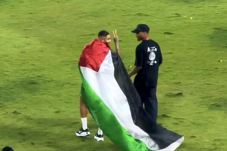 Tunjukkan Mentalitas Juara, Layvin Kurzawa Kibarkan Bendera Palestina Saat Persib Angkat Trofi